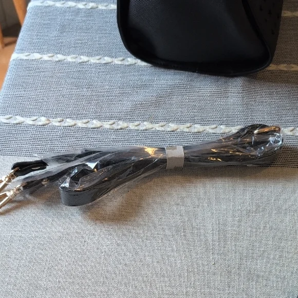 Bebe Black Star-Patterned Tote Bag - Picture 10 of 10